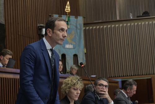 Il governatore Fvg, Massimiliano Fedriga, durante la discussione finale in Aula